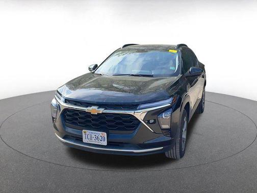 Mosaic Black Metallic 2025 Chevrolet Trax LT