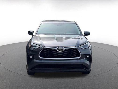 Magnetic Gray Metallic 2025 Toyota Highlander LE