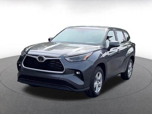Magnetic Gray Metallic 2025 Toyota Highlander LE