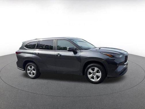 Magnetic Gray Metallic 2025 Toyota Highlander LE