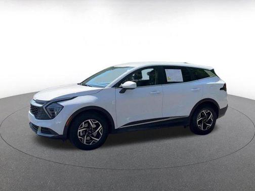 Glacial White Pearl 2025 Kia Sportage LX