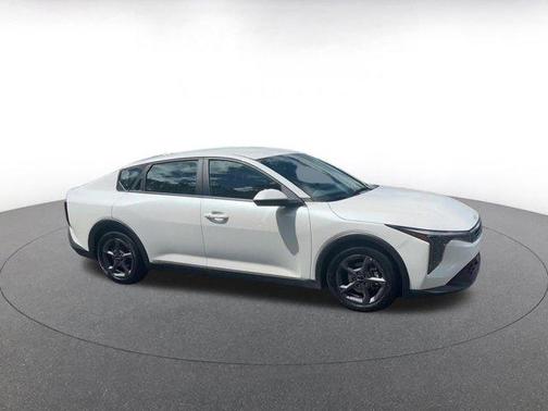 Snow White Pearl 2025 Kia K4 LXS