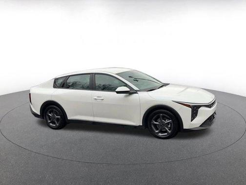 Snow White Pearl 2025 Kia K4 LXS