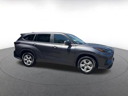 Magnetic Gray Metallic 2025 Toyota Highlander LE