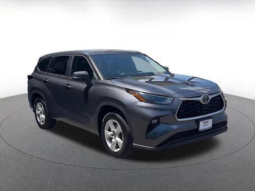Magnetic Gray Metallic 2025 Toyota Highlander LE