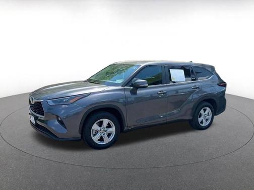 Magnetic Gray Metallic 2025 Toyota Highlander LE
