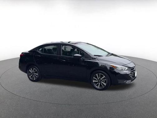 Super Black 2025 Nissan Versa 1.6 SV