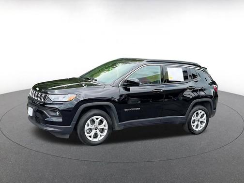 Diamond Black Crystal Pearlcoat 2025 Jeep Compass Latitude
