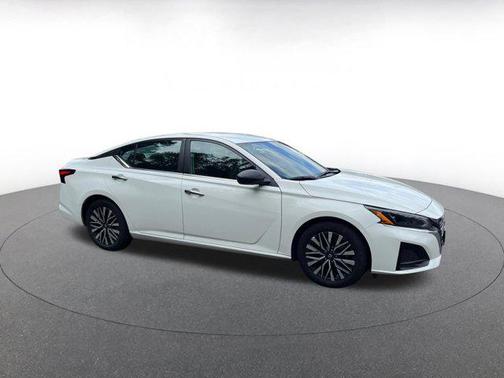 Glacier White 2025 Nissan Altima SV FWD