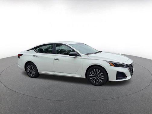Glacier White 2025 Nissan Altima SV FWD