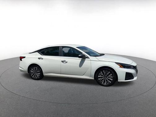 Glacier White 2025 Nissan Altima SV FWD
