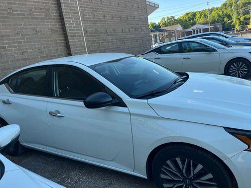 Glacier White 2025 Nissan Altima SV FWD