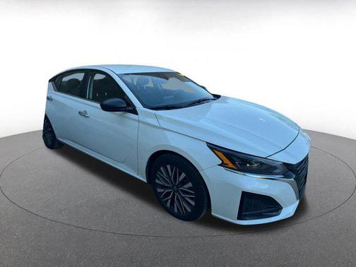 Glacier White 2025 Nissan Altima SV FWD