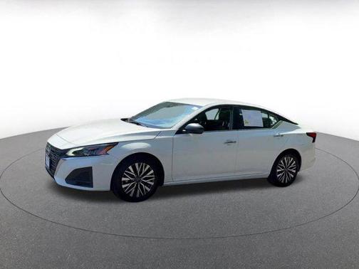 Glacier White 2025 Nissan Altima SV FWD