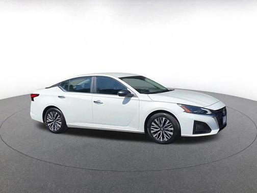 Glacier White 2025 Nissan Altima SV FWD