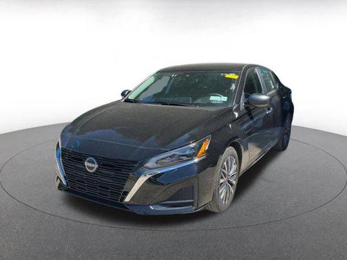 Super Black 2025 Nissan Altima SV FWD
