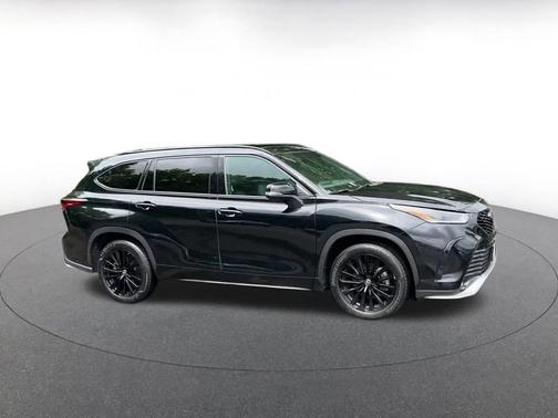 Midnight Black Metallic 2025 Toyota Highlander XSE