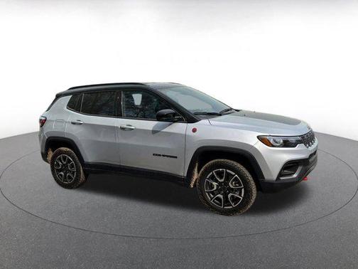 Silver Zynith Metallic Clearcoat 2025 Jeep Compass Trailhawk
