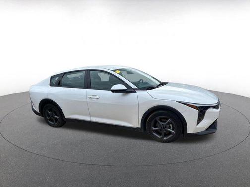 Snow White Pearl 2025 Kia K4 LXS