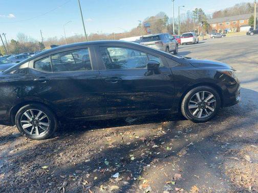 Super Black 2025 Nissan Versa 1.6 SV