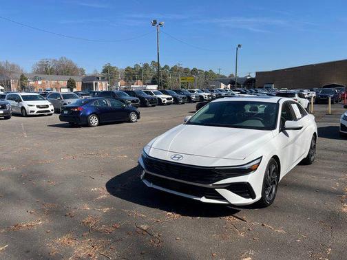 2025 Hyundai ELANTRA SEL