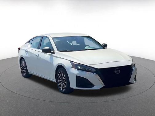 Glacier White 2025 Nissan Altima SV FWD