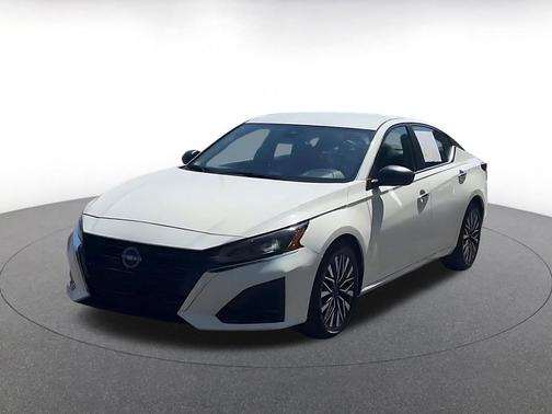 Glacier White 2025 Nissan Altima SV FWD