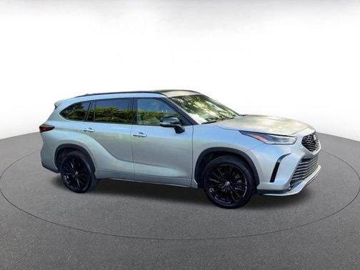 Celestial Silver Metallic 2025 Toyota Highlander XSE
