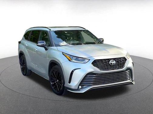 Celestial Silver Metallic 2025 Toyota Highlander XSE