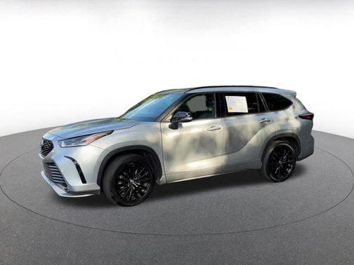 Celestial Silver Metallic 2025 Toyota Highlander XSE