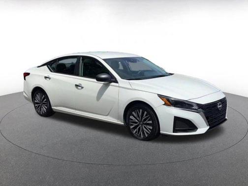 Glacier White 2025 Nissan Altima SV FWD