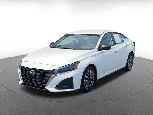 Glacier White 2025 Nissan Altima SV FWD