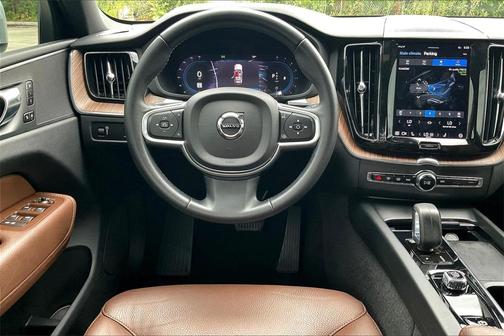 2022 Volvo XC60 B5 Momentum