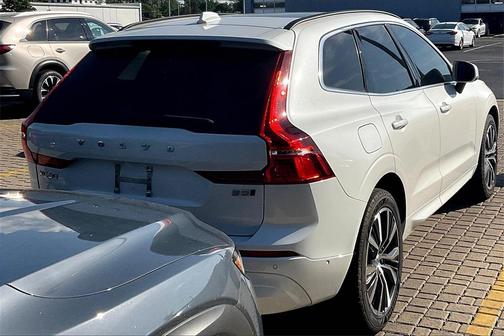 2022 Volvo XC60 B5 Momentum