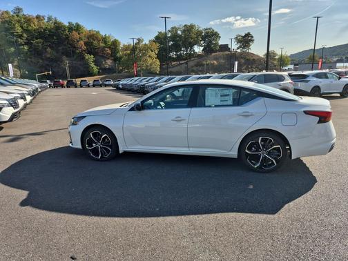 2025 Nissan Altima SR FWD