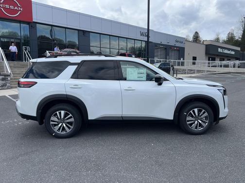Everest White Pearl Tricoat 2026 Nissan Pathfinder SL
