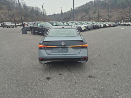 Atlantic Gray Metallic/Super Black 2026 Nissan Sentra SR
