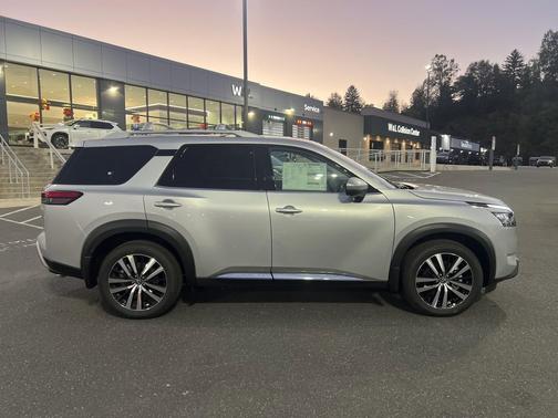2025 Nissan Pathfinder Platinum 4WD