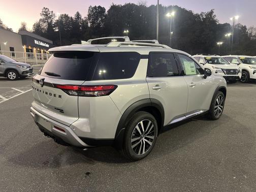 2025 Nissan Pathfinder Platinum 4WD