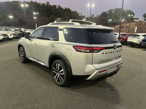 2025 Nissan Pathfinder Platinum 4WD