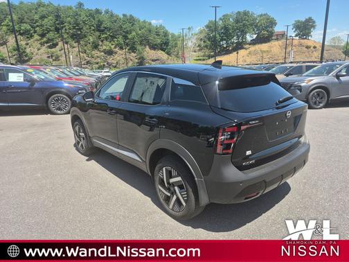 Super Black 2025 Nissan Kicks SV