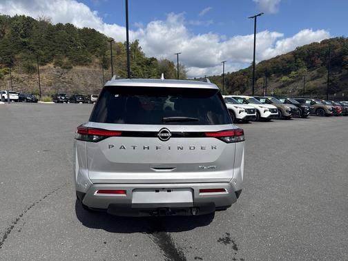 2025 Nissan Pathfinder SL 4WD