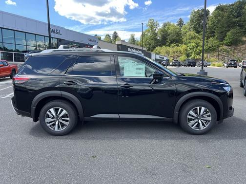 2025 Nissan Pathfinder SL 4WD