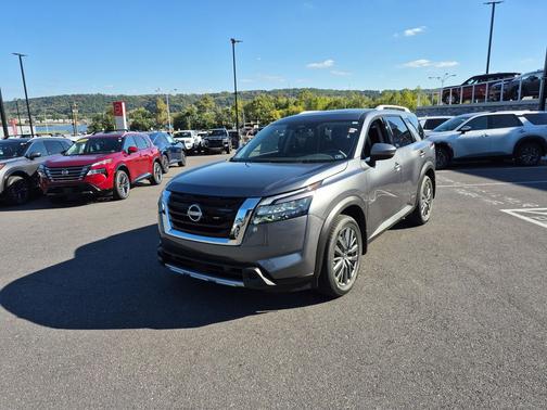 2025 Nissan Pathfinder SL 4WD