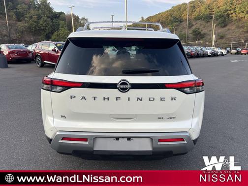 2023 Nissan Pathfinder SL 4WD