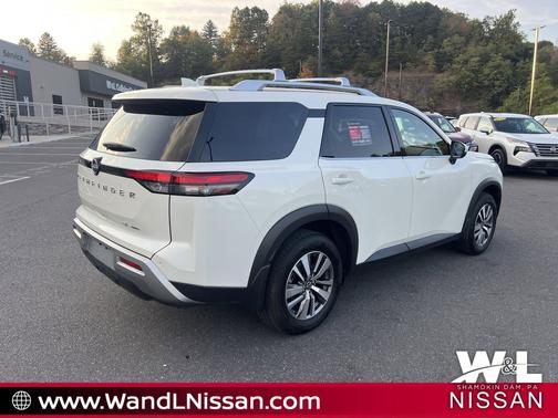 2023 Nissan Pathfinder SL 4WD