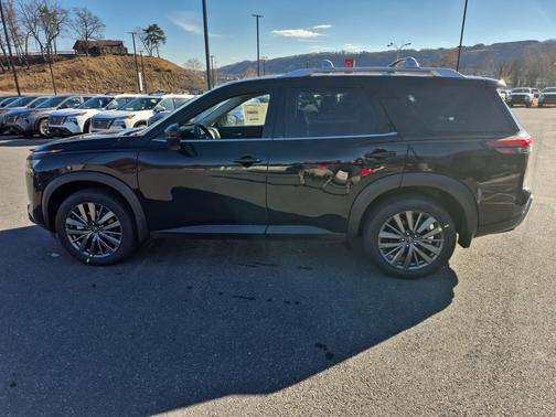 2025 Nissan Pathfinder SL 4WD