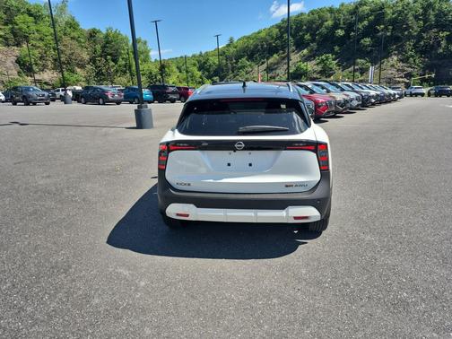Aspen White Tricoat/Super Black 2026 Nissan Kicks SR