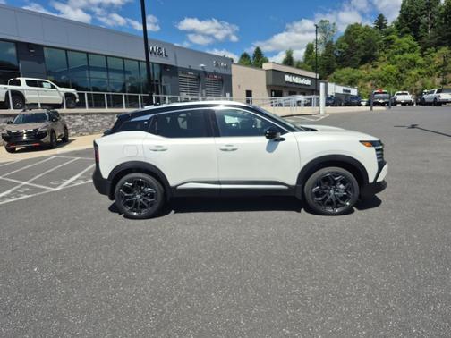 Aspen White Tricoat/Super Black 2026 Nissan Kicks SR