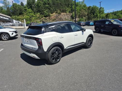 Aspen White Tricoat/Super Black 2026 Nissan Kicks SR